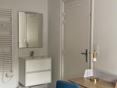 chambre avec salle de douche A LOUER - LA MADELEINE - 9.55 m2 - 536 € charges comprises par mois