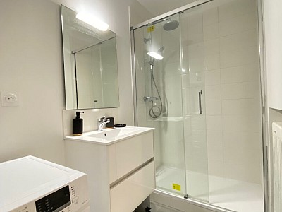 chambre avec salle de douche A LOUER - LA MADELEINE - 9.55 m2 - 536 € charges comprises par mois