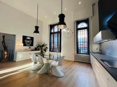 Loft triplex 156 m  Armentires, lumineux, 3 chambres, sjour 54 m, cuisine ouverte, ascenseur, proche centre et gare. Libre, aucun travaux.