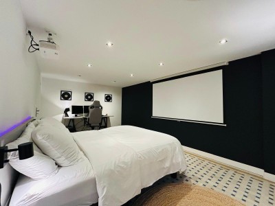 Loft triplex 156 m² à Armentières, lumineux, 3 chambres, séjour 54 m², cuisine ouverte, ascenseur, proche centre et gare. Libre, aucun travaux.