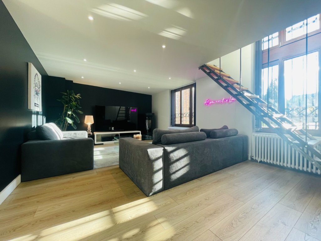 Loft triplex 156 m² à Armentières, lumineux, 3 chambres, séjour 54 m², cuisine ouverte, ascenseur, proche centre et gare. Libre, aucun travaux.