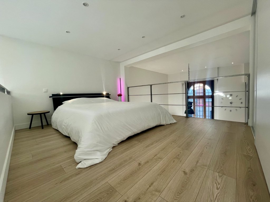 Loft triplex 156 m² à Armentières, lumineux, 3 chambres, séjour 54 m², cuisine ouverte, ascenseur, proche centre et gare. Libre, aucun travaux.