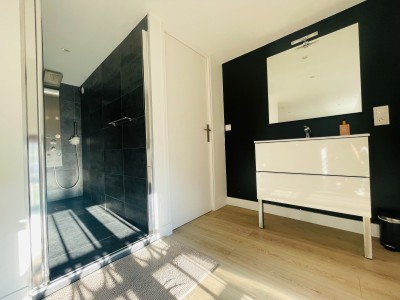 Loft triplex 156 m² à Armentières, lumineux, 3 chambres, séjour 54 m², cuisine ouverte, ascenseur, proche centre et gare. Libre, aucun travaux.
