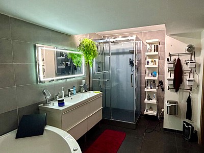 LOFT - TOURCOING Gare : 5,Mtro : 15,Tramway : 15,Bus : 5,cole : 5,Autoroute : 5, - 135 m2 - VENDU
